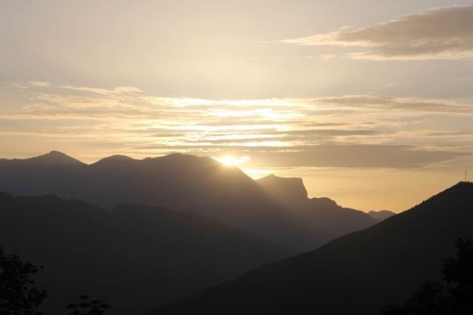 夕阳下的远山