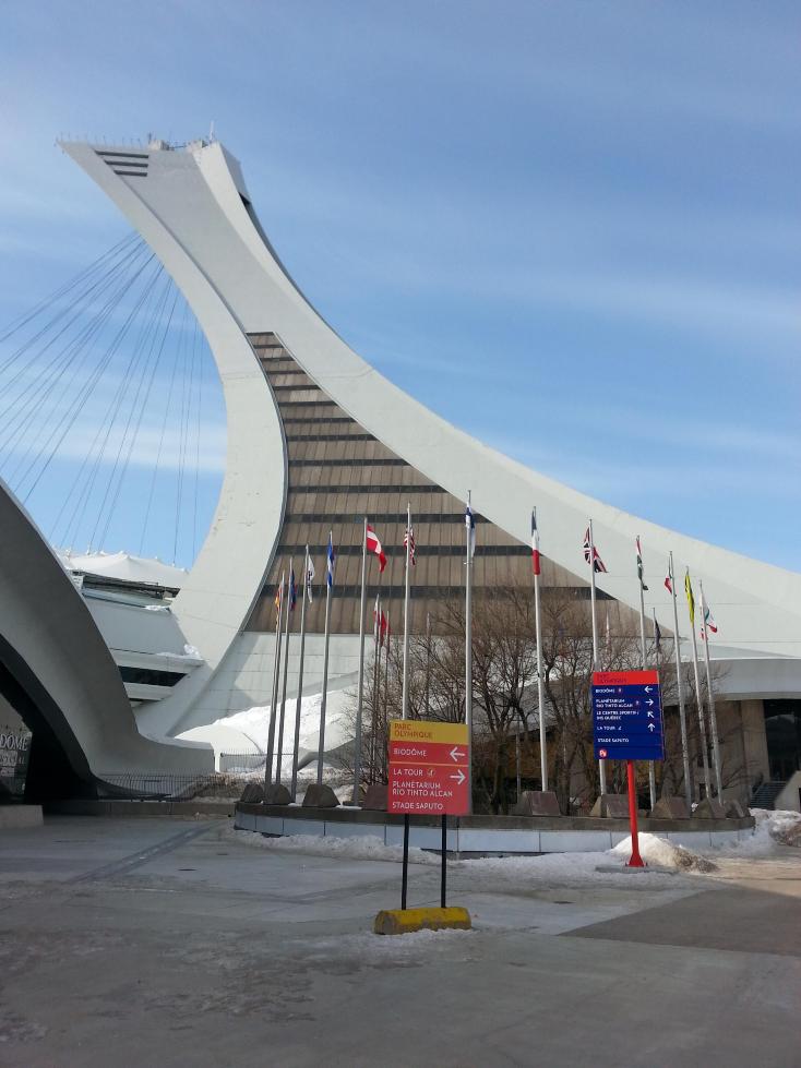 蒙特利尔塔,186米高,倾斜45°,下方是参加本届奥运会的各国国旗.