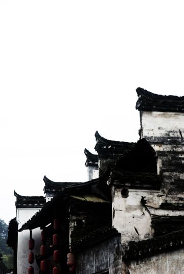 典型的白墙黑瓦江南水乡建筑.