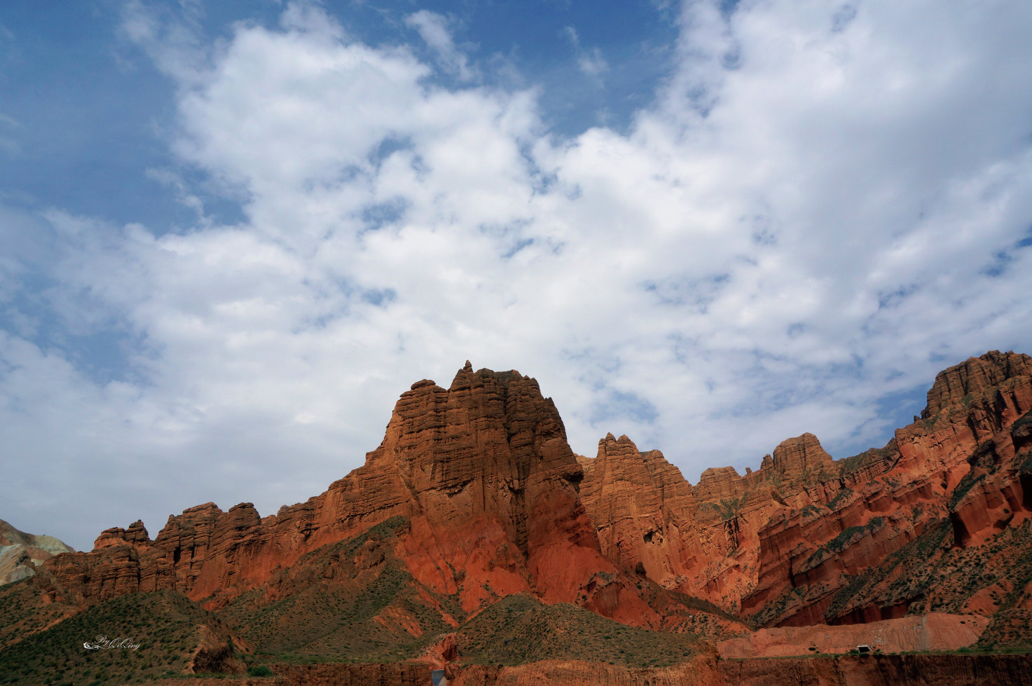 人缘千古情为源 贵德国家地质公园 这就是课本中所讲的丹霞地貌,初中