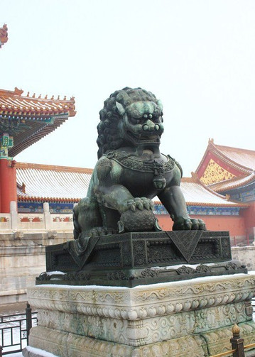 也是故宫的入口,右边卖门票和租赁导游讲解机故宫好多外国人来参观