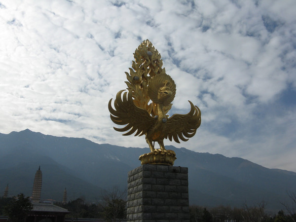 三塔公园前面广场上的金凤凰.