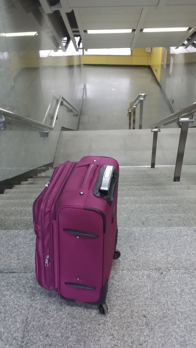 广州 1,地铁站出入站也太欺负人了,提着这一箱行李.