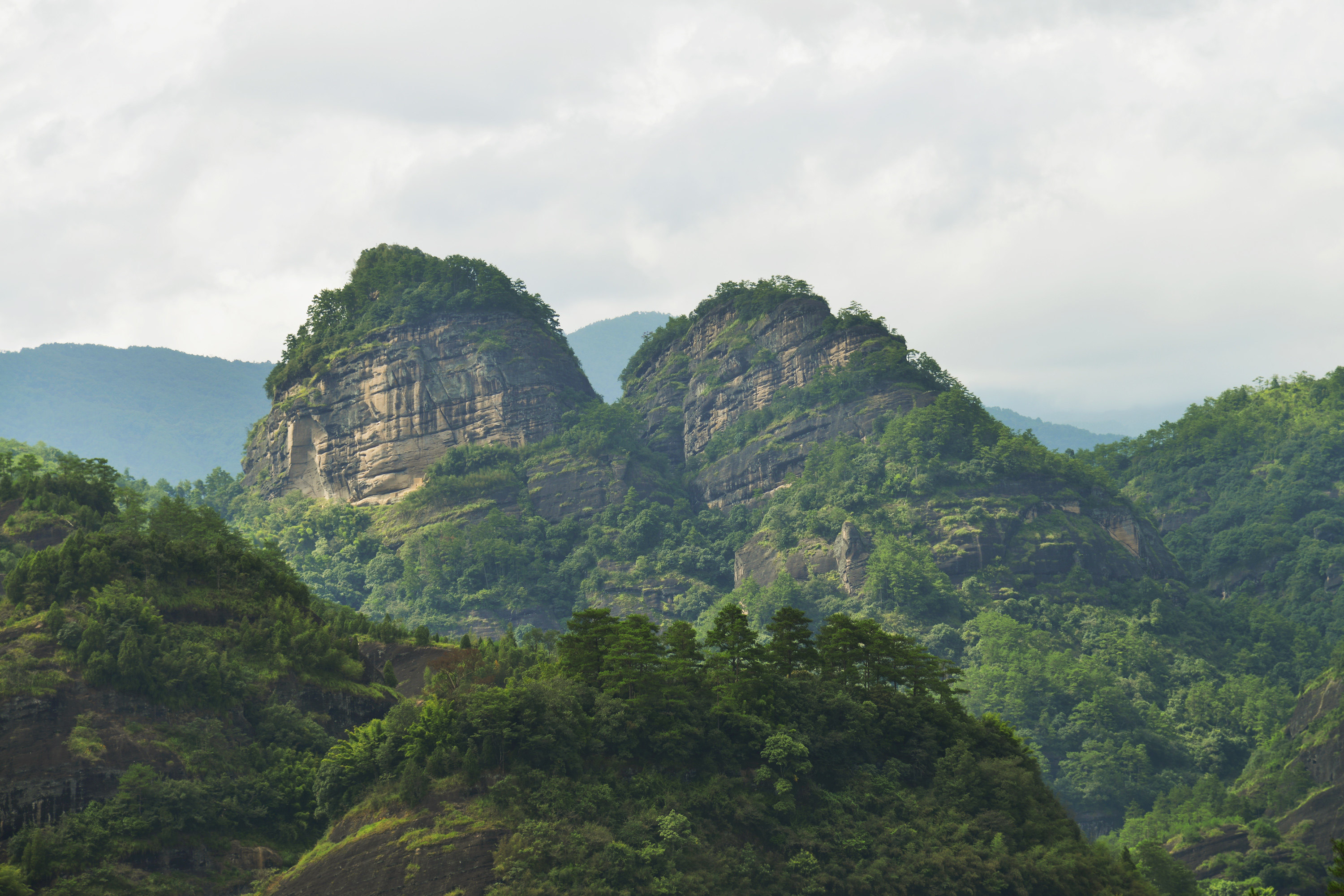 并莲峰