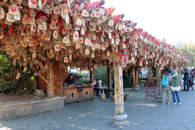 许愿风铃满满的挂了一整排,有多少人的愿望被承载下来又被允许