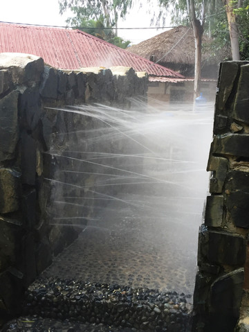 跑完泥浆浴,现有一个露天淋浴,冲掉身上大面积的泥水,然后是这个水区