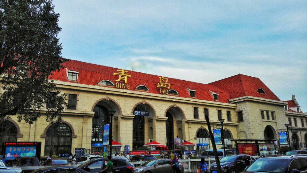 青岛火车站,很小,位于海边. 青岛火车站