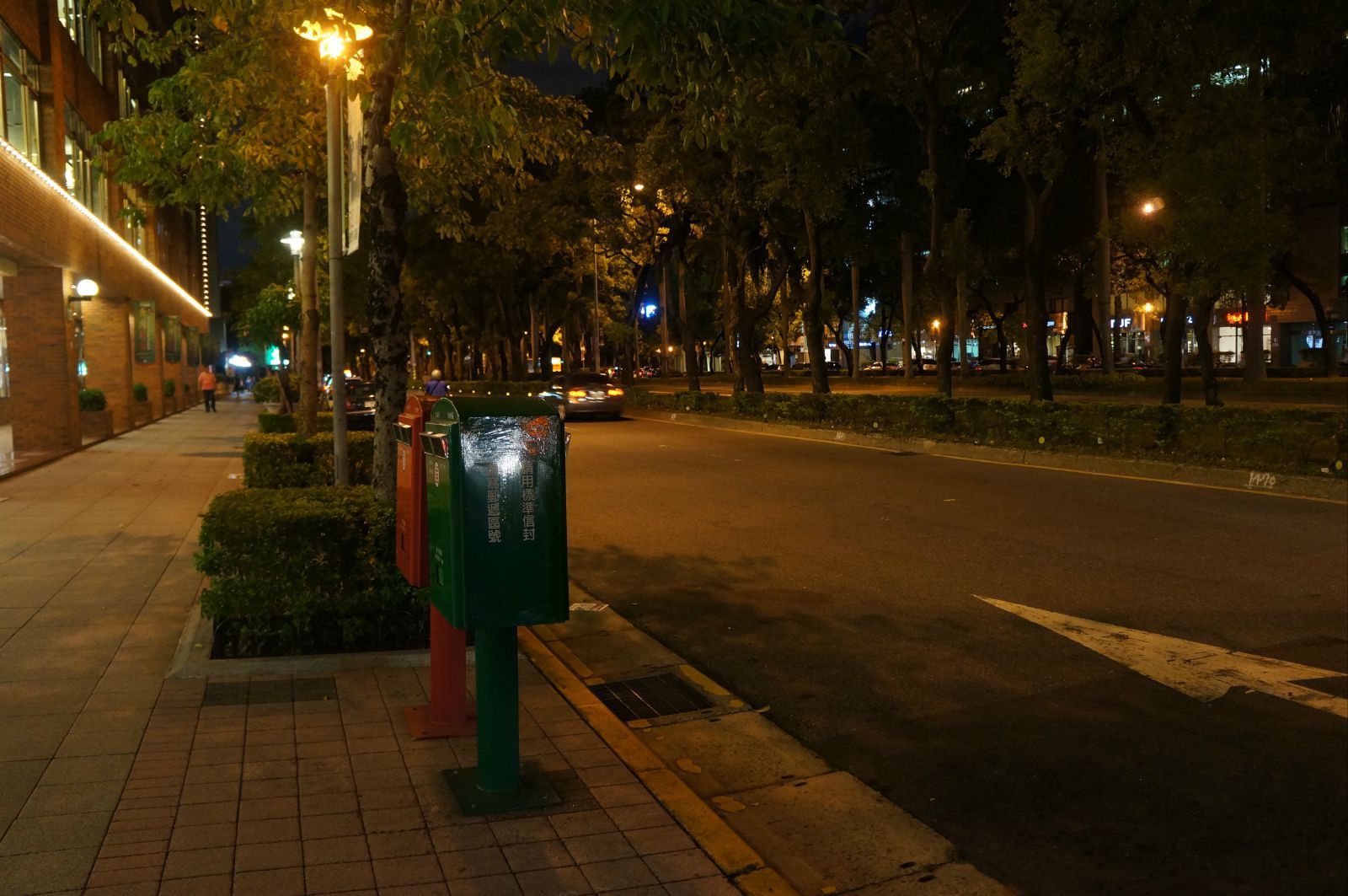 夜晚臺北的大馬路 仁愛路夜景