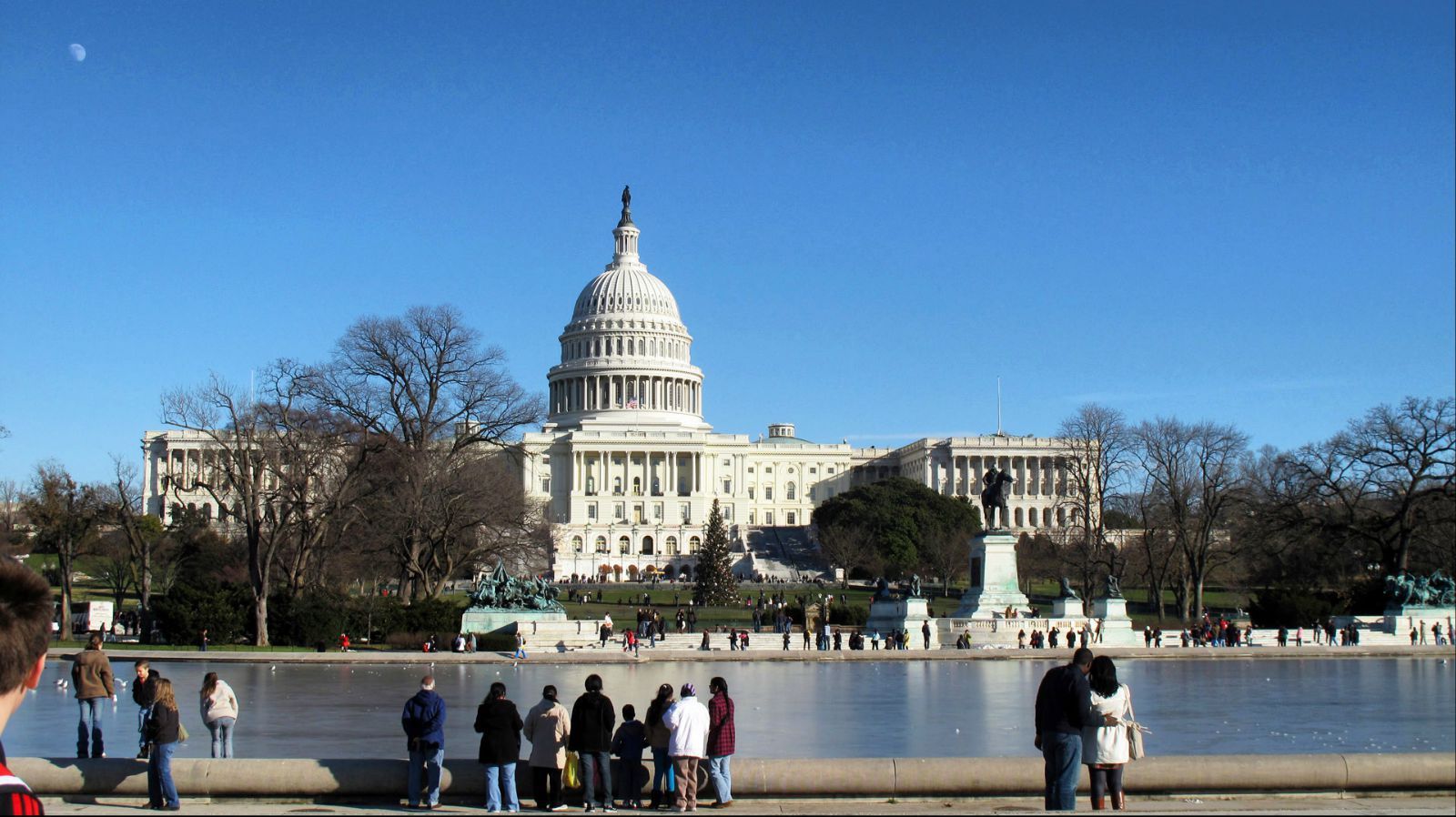 大约是水吧 波光粼粼的湖面 被冰冻后静悄悄的水池 国会山 国会白宫