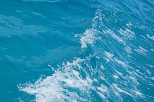 船开启,溅起来的白色浪花 马尔代夫薇拉瓦鲁岛