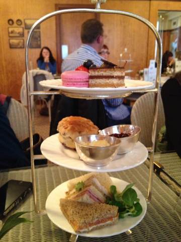 英国的下午茶从茶具到点心都看着那么精致. 英国 约克郡