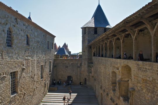 卡尔卡松旧城是一个中世纪要塞,城内的古城堡号称是欧洲现存的最大