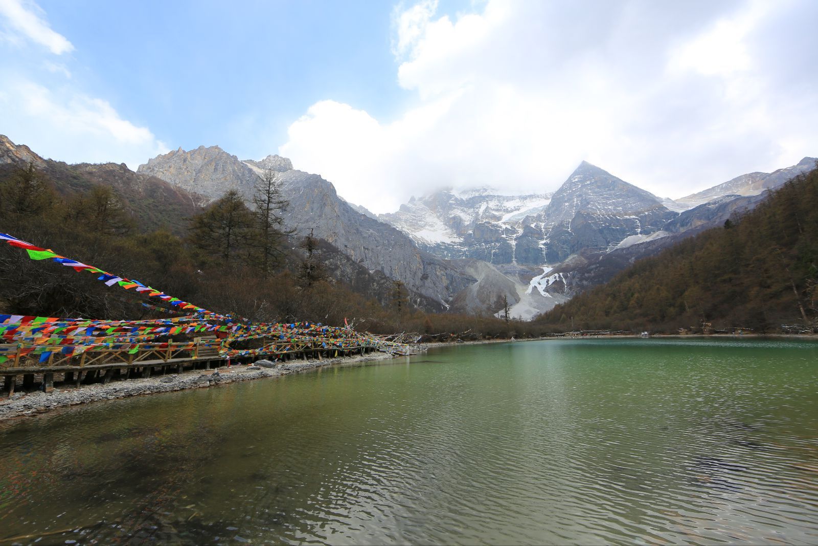 仙乃日雪山是亚丁三峰高度之首,是四川第五大山峰,海拔6032米,巍峨