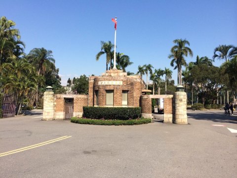 台大正门,不怎么起眼. 国立台湾大学