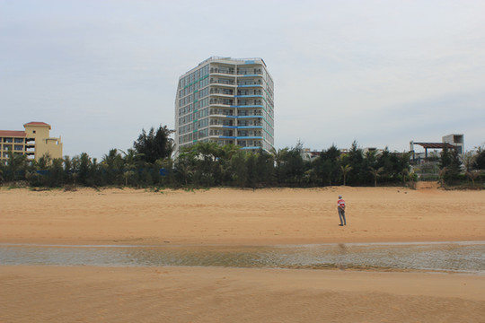 盈滨半岛位于澄迈县北部老城镇境内,毗邻省会海口市,北临琼州海峡