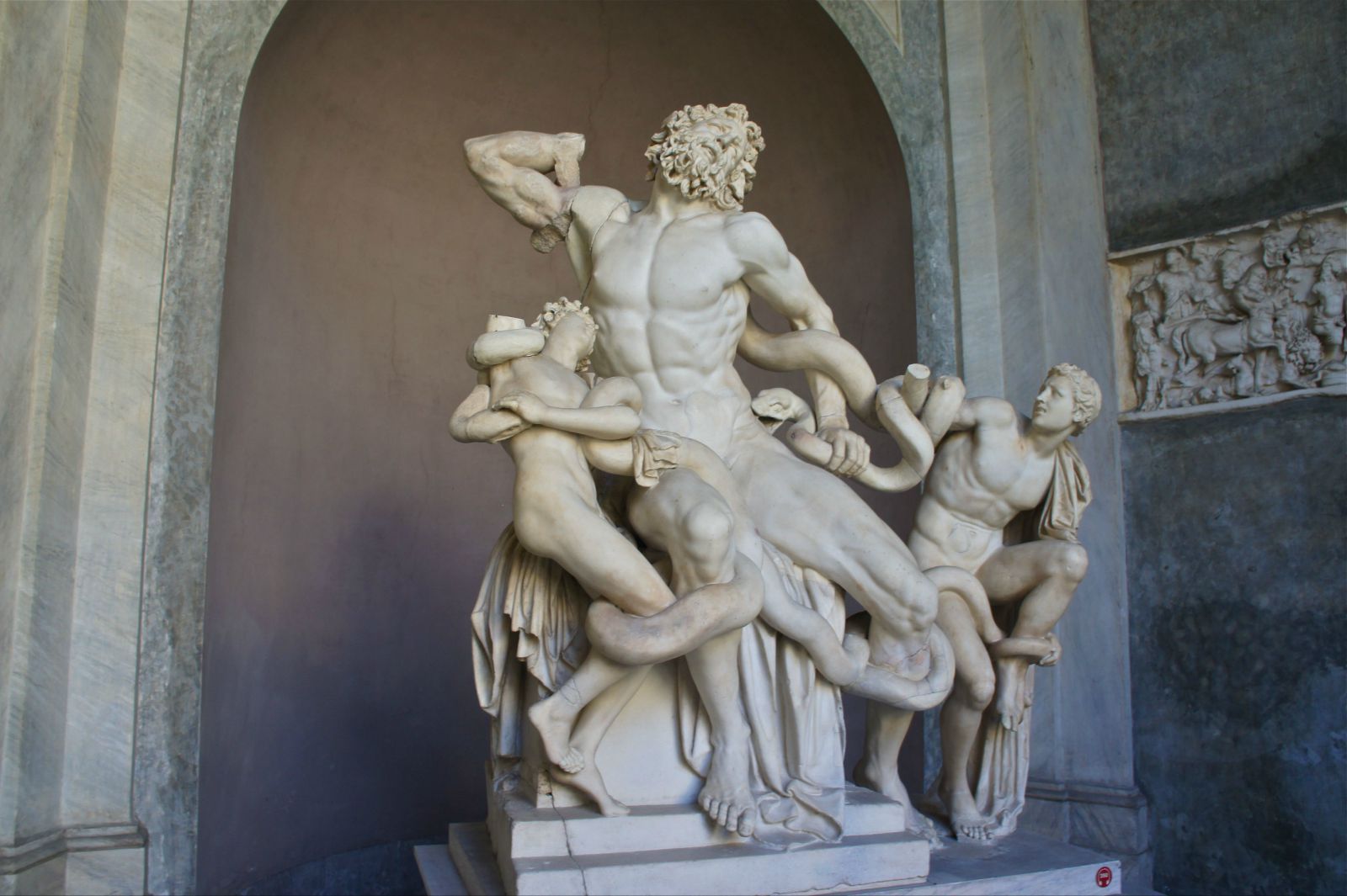 西斯廷教堂以米开朗基罗所绘的《创世纪》穹顶画以及壁画《最后的审判