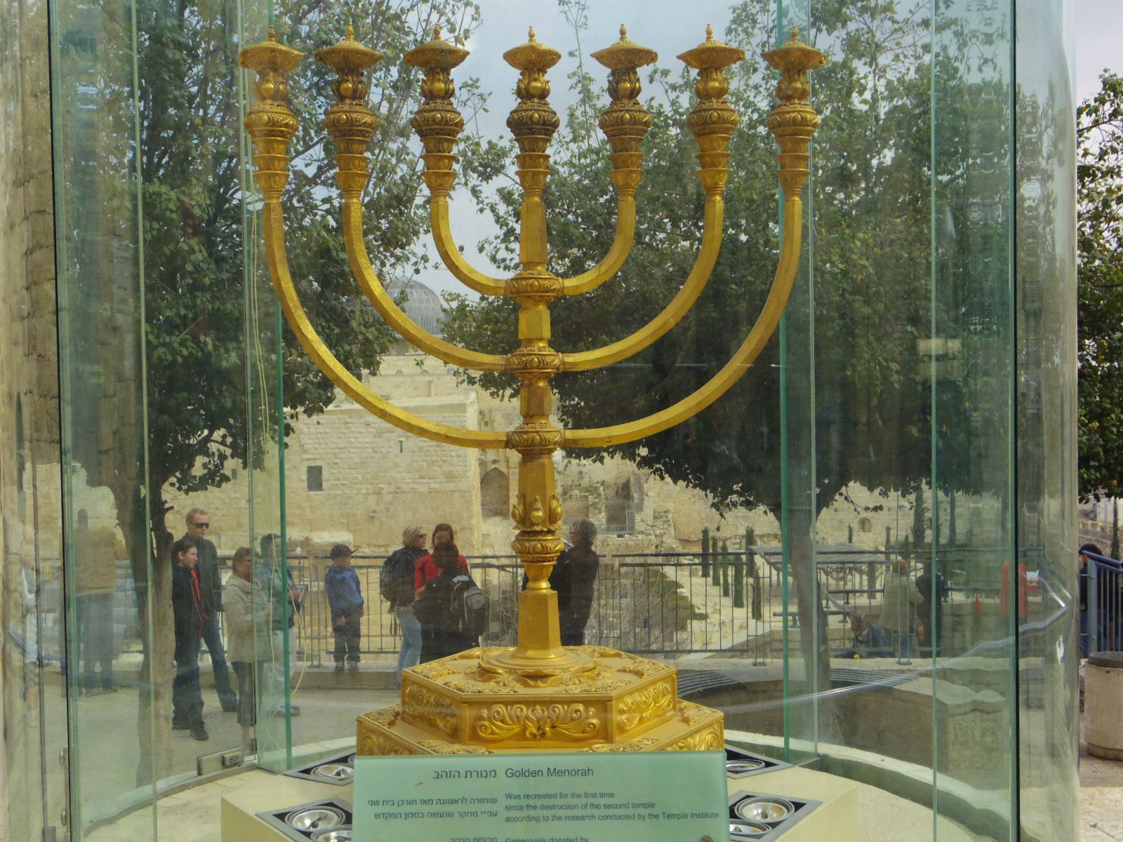 著名的七枝蜡烛烛台,以色列国徽上的主要图案. 耶路撒冷古城