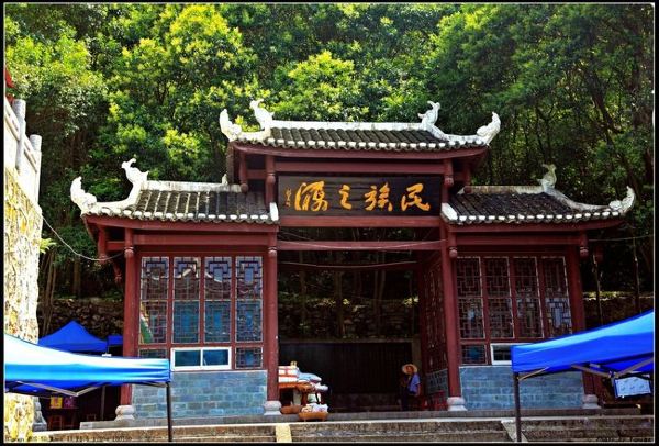 新建的廪君殿,又称向王庙.目前的土家族也多有向姓.