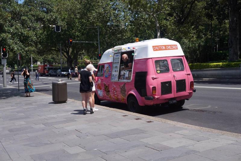 路边的冰淇淋车,车上卖冰淇淋的大叔爽朗的笑声不时传来. 海德公园