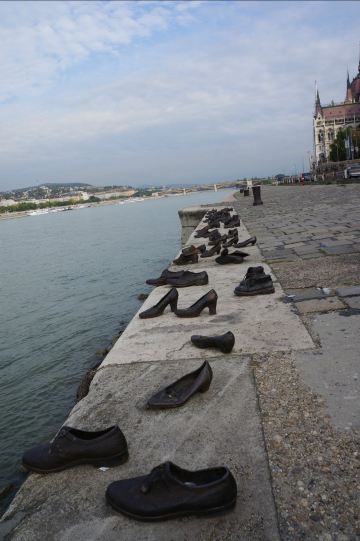 看到一组让人很震撼的雕塑-shoes on the danube(多瑙河畔之鞋)