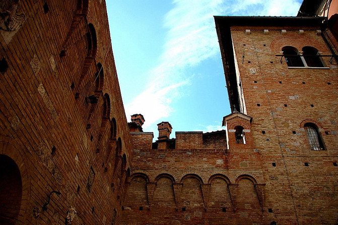 18世纪著名经济学家_英国经济学家亚当.斯密.18世纪就读于牛津大学-世界著名学府探秘 学...(3)