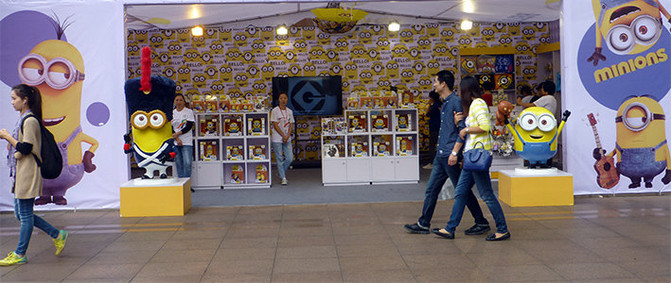 游览上海新看点 - 小黄人大眼萌空降南京东路