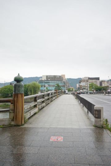 雨天的鸭川三条桥,在五条大桥上可是发生过很多故事,比如柯南和服部