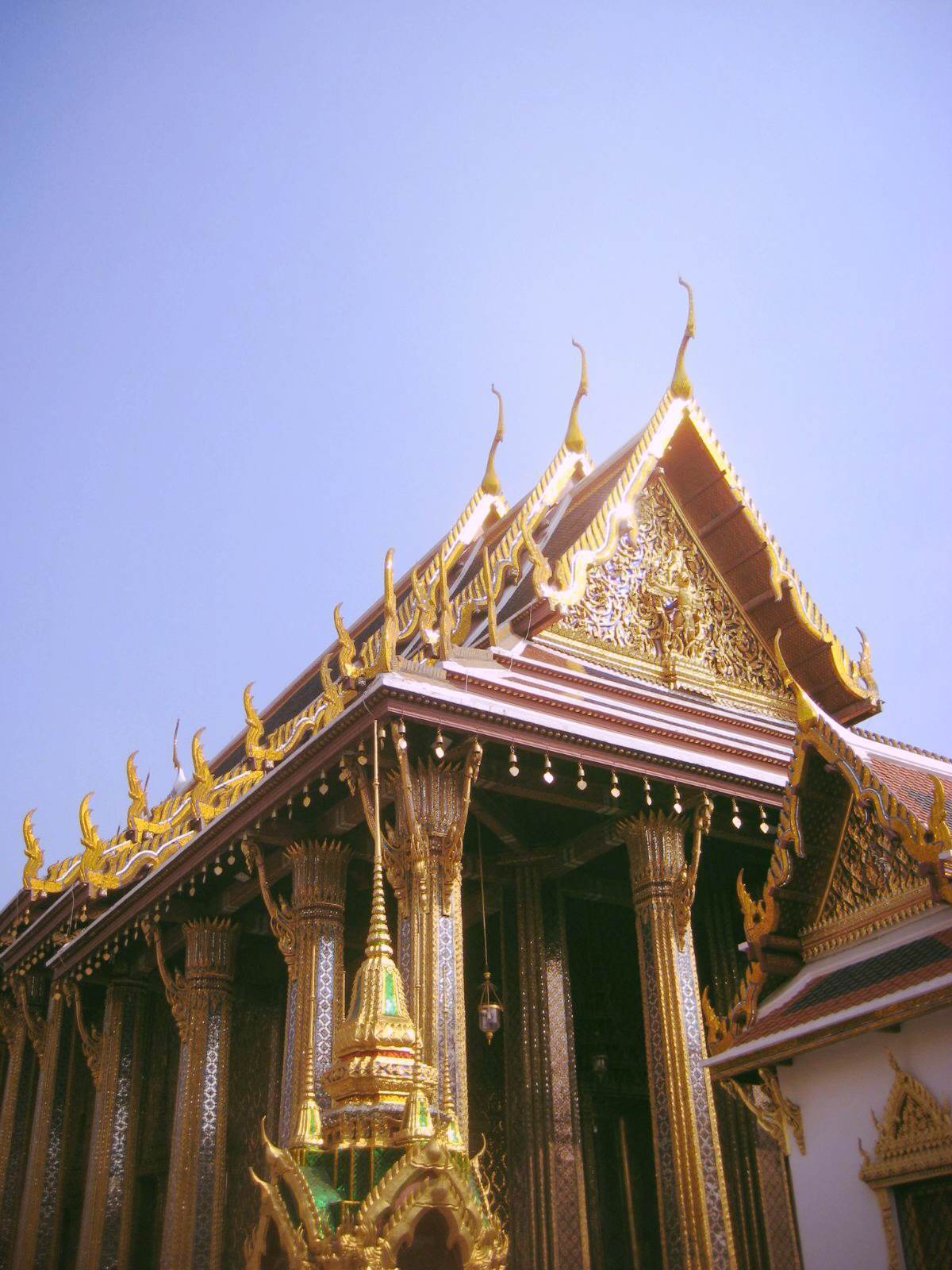 泰国寺庙尤为多,遍地的金碧辉煌成为了泰国的主色调,令人沉浸在金色的