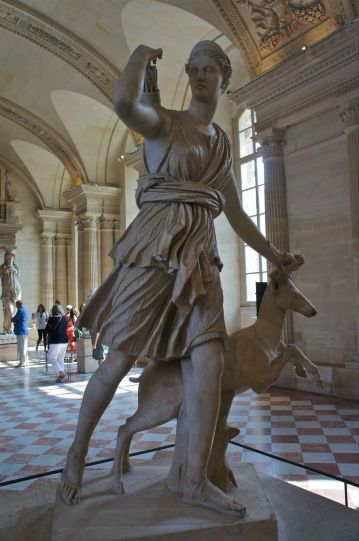 宙斯的女儿戴安娜—奥林匹斯山上的12主神之一,也是狩猎女神和月亮