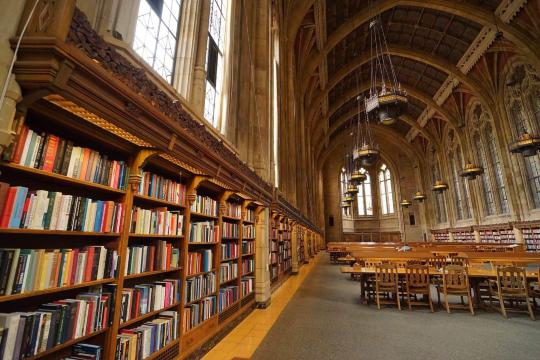 suzzallo图书馆的主阅览室,有着"哈利波特图书馆"之别称,阅览室庄严