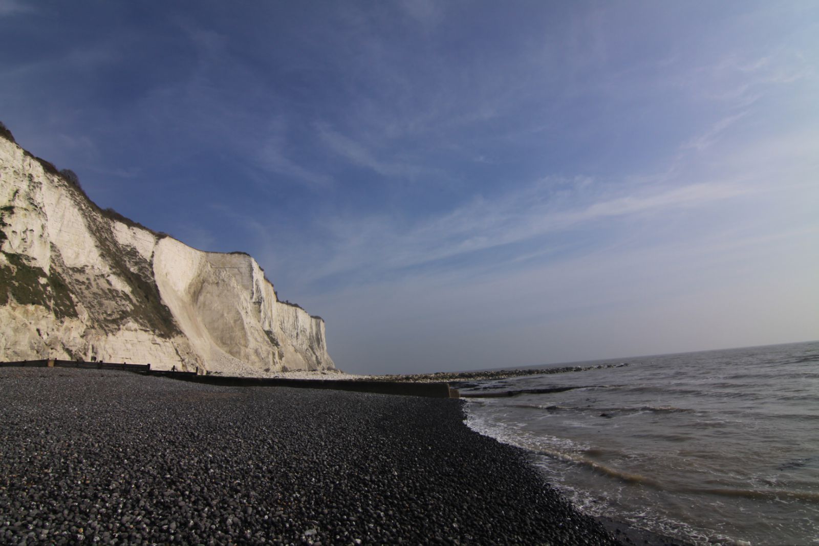 多佛海滩没人,可能是淡季,连停车场都不收费,狗比人多,一人带3条狗