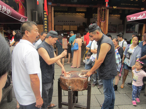 老师傅指导小伙子打肉燕---功夫活