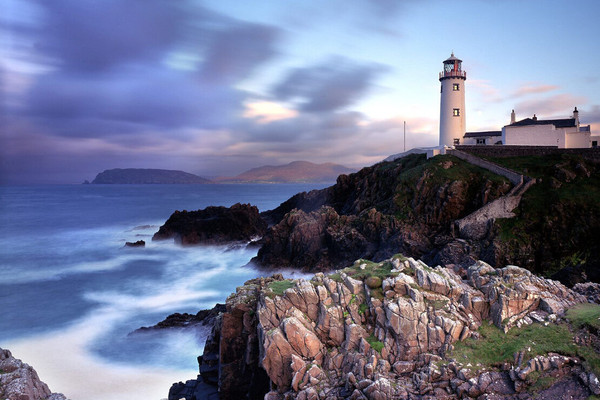 位于舟山群岛北部,长江口和杭州湾汇合处,东临大海,南与佛教胜地普陀