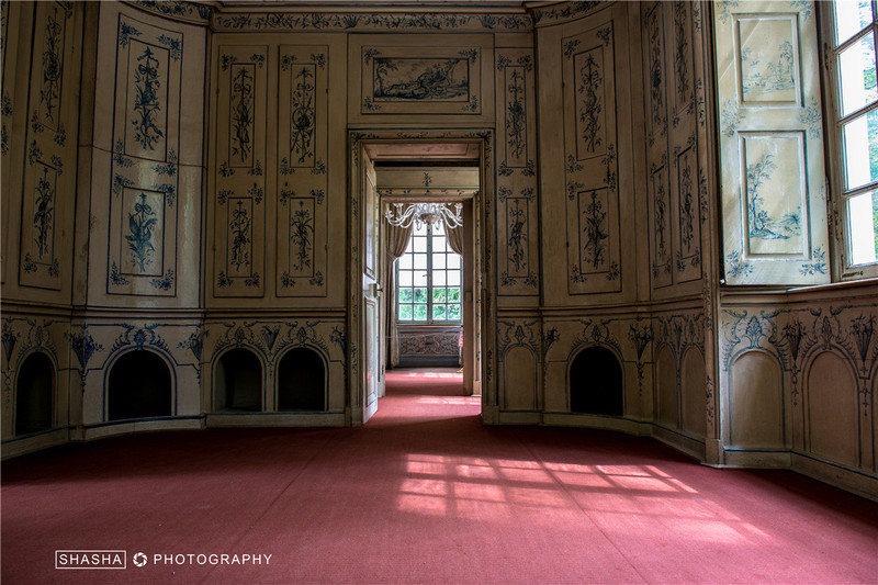 从入口进去,是一个中西合璧的走廊,中式的兰花很淡雅,下面的镂空确是