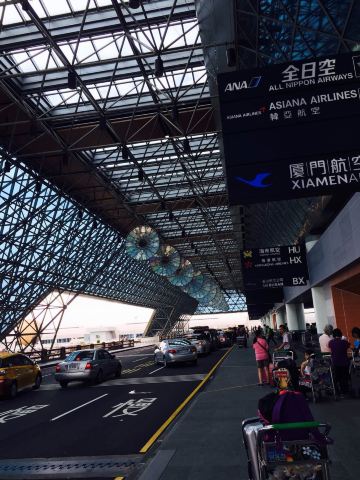 要回来了,台湾拜拜,下次再见 桃园机场 一到上海,下了大暴雨,难道我把
