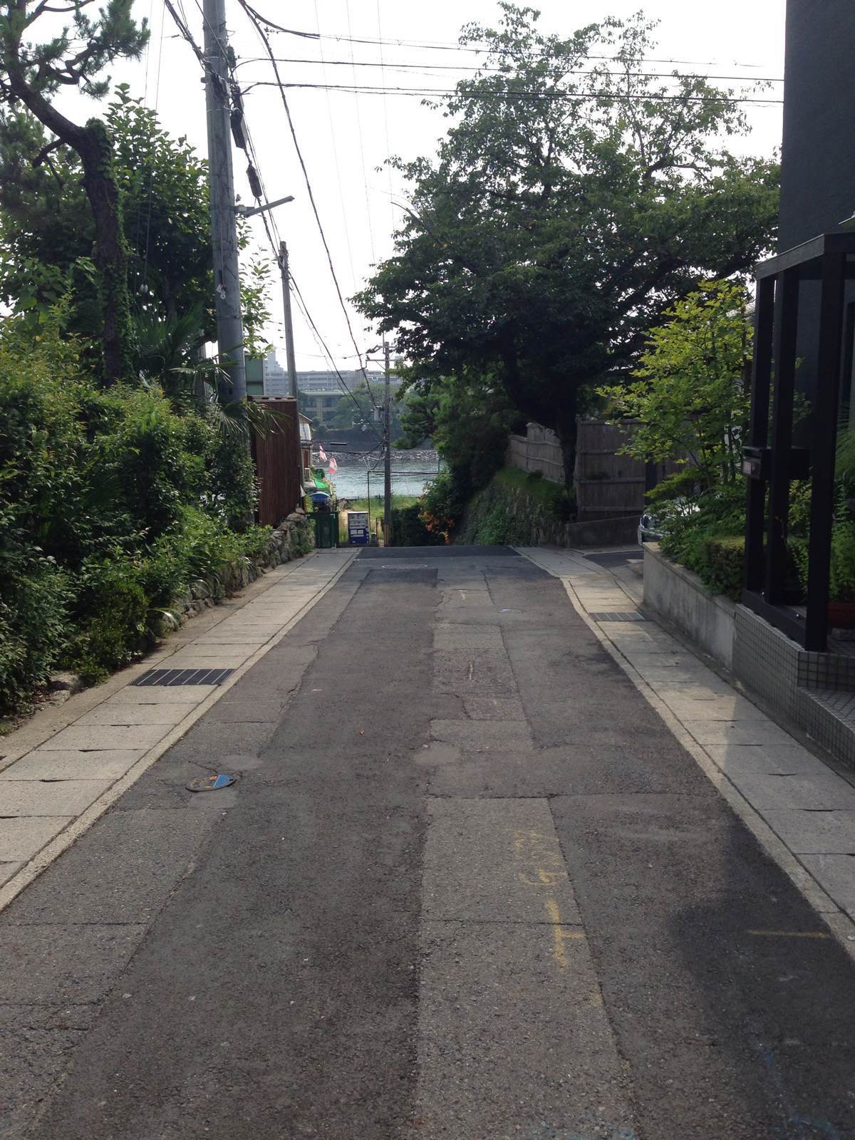 这完全是手岛葵的再见夏天那个场景啊.宇治的街道,很古风 函馆山