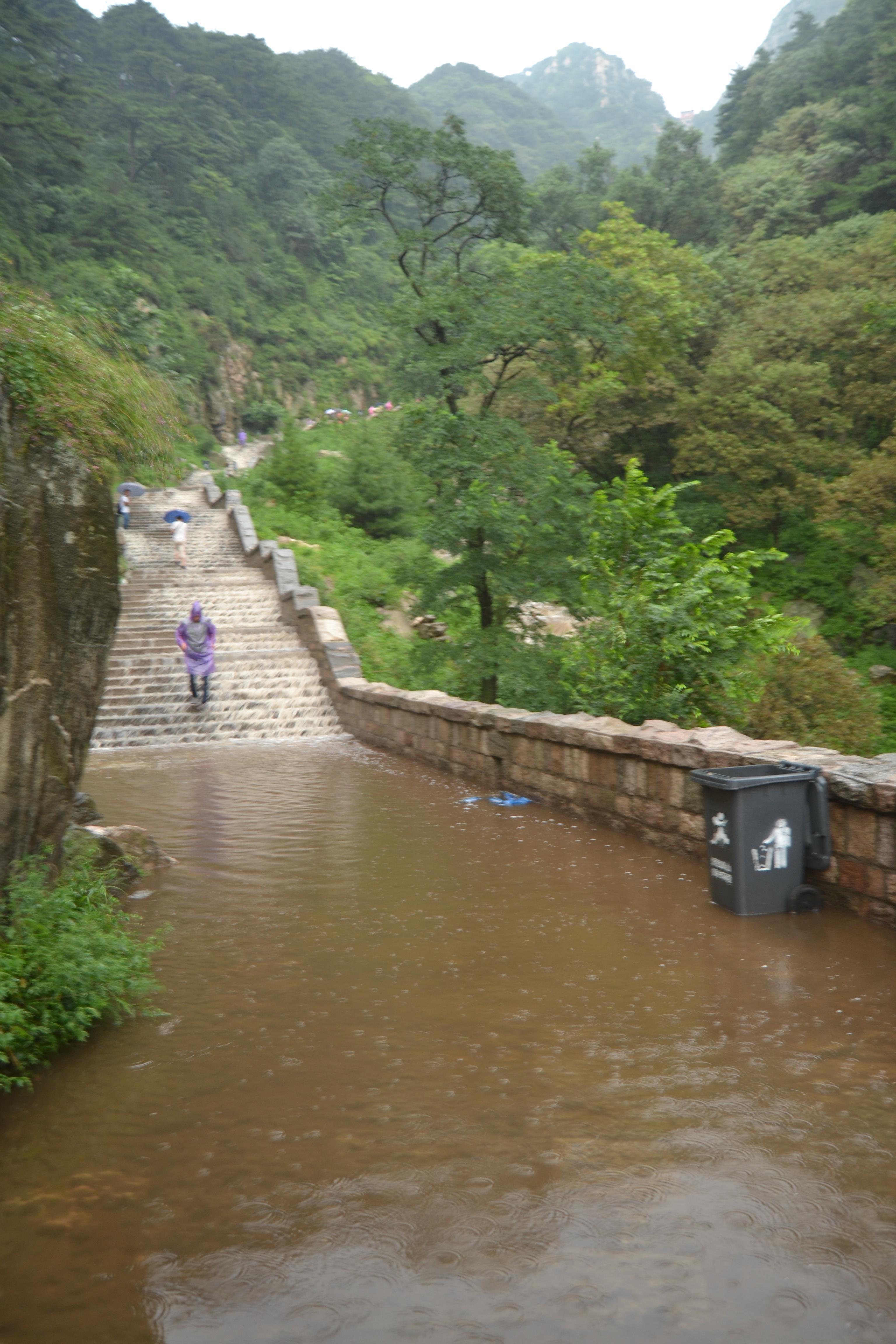 雨後泰山成這樣了,迎著大水繼續往上爬. 十八盤