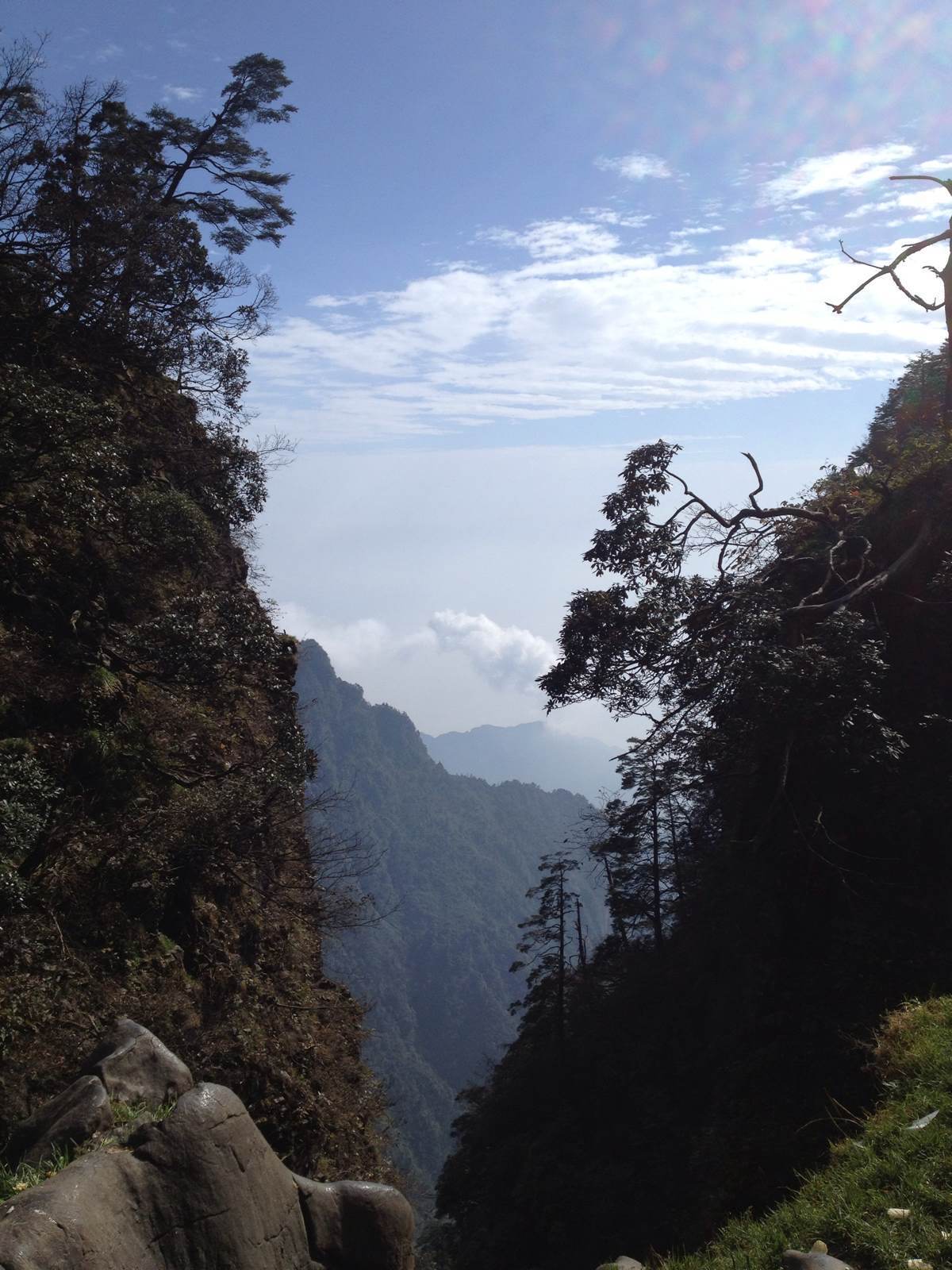 藍天,白雲,青山,還差綠水,就完美了 峨眉山