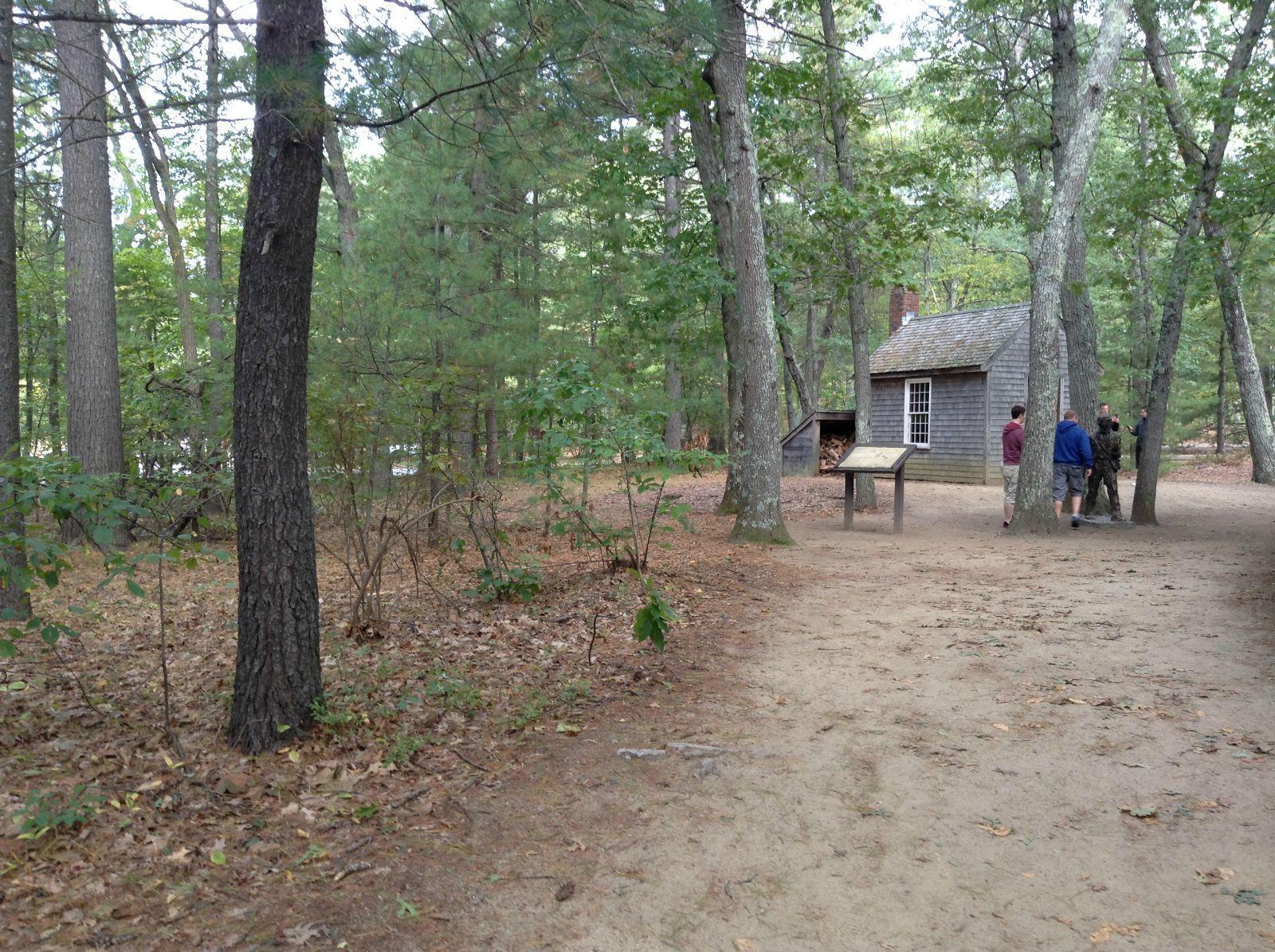 仿制的梭罗木屋. 瓦尔登湖