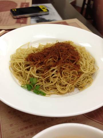 手打虾子面,口感弹滑,真是美味. 议事亭前地