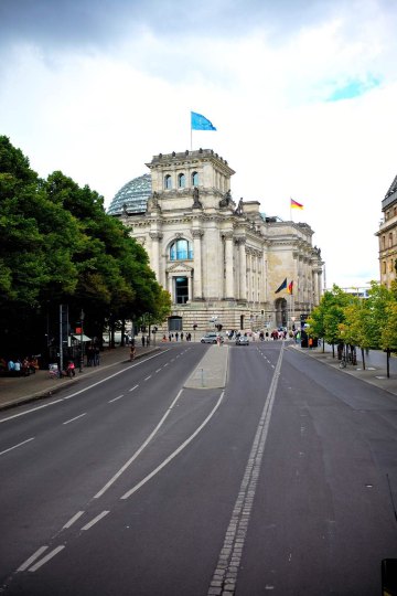 地面上的砖痕是柏林墙旧址 柏林