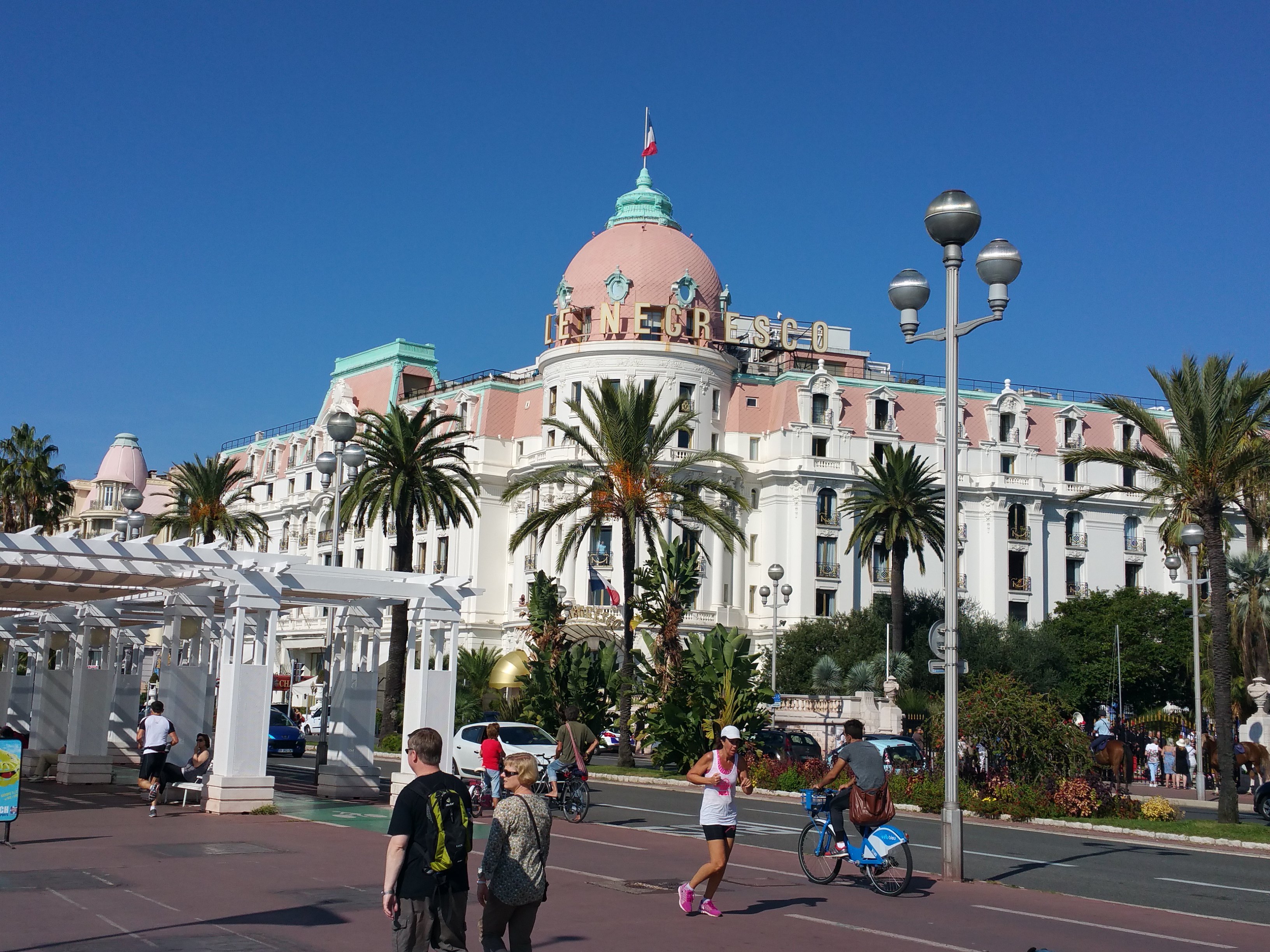 尼斯(法语:nice)是地中海沿岸法国南部的城市,位于普罗旺斯-阿尔卑斯