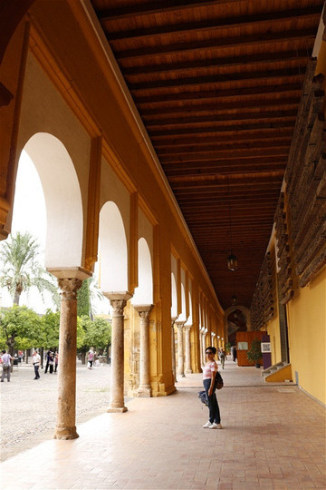 "科尔多瓦清真寺"内有850座马蹄形拱门.西葡26.西26.