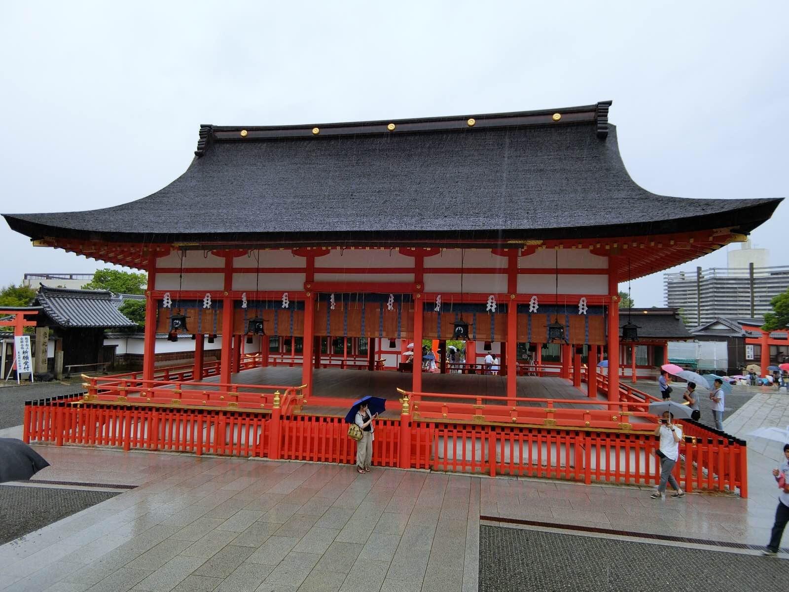 大社建于8世纪,是京都地区香火最旺的神社.主管农业和商业的神灵.