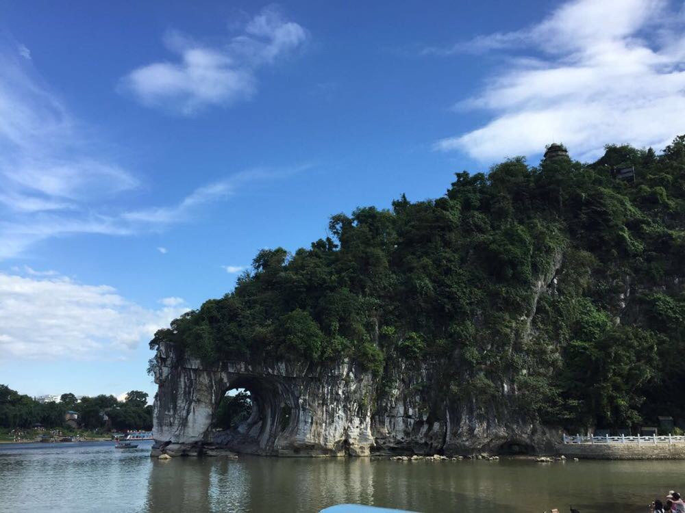 象山景區 導遊會說象鼻山拍照一定要把那個洞留出來,遮住就看不出來是