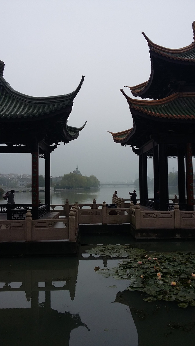 行走在細雨朦朧下的濠河景區——中國博物館之城南通敞開式aaaaa城市