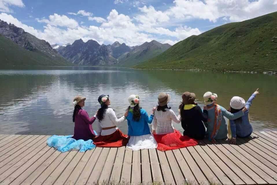 湖边排排坐拍背影. 年宝玉则仙女湖