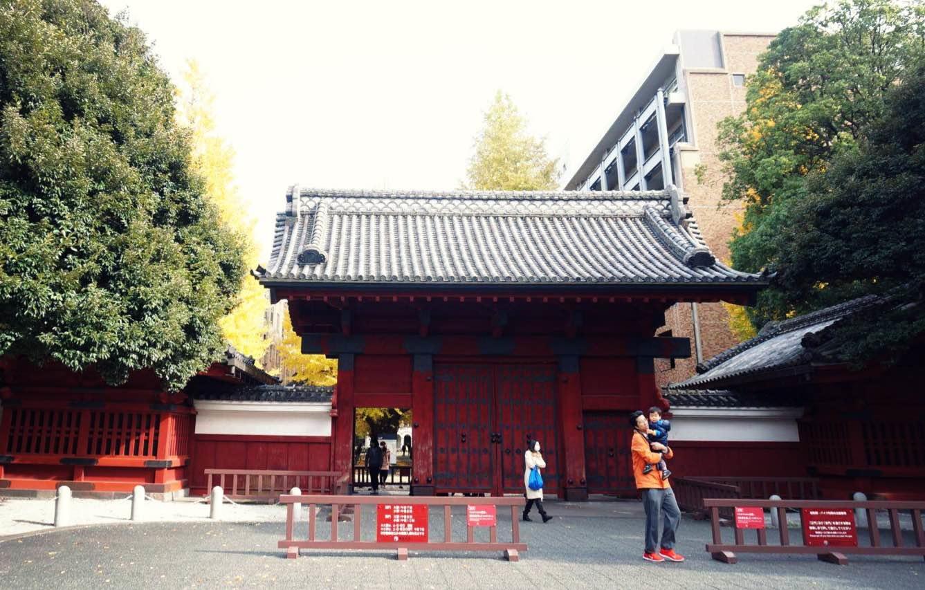吃饱喝足要离开啰,标志性的赤门. 东京大学