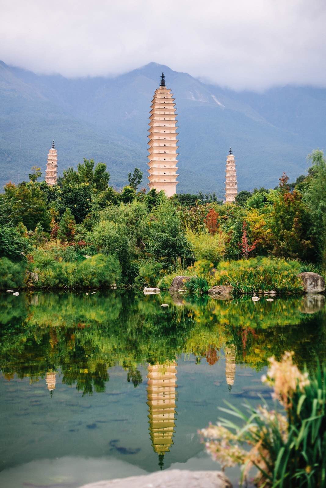 一进门左方有一个清澈的大水池,观倒影的好地方. 大理崇圣寺三塔