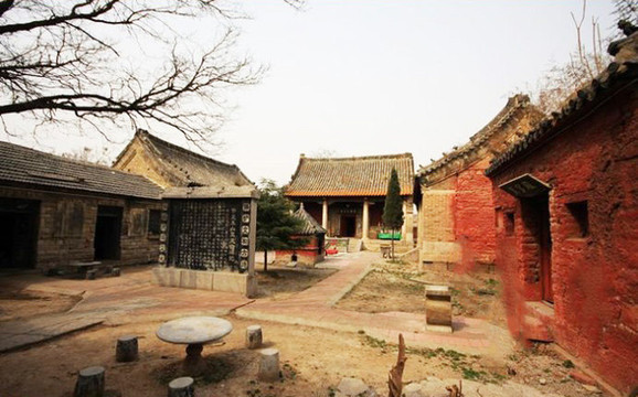 泰山显灵宫位于石横镇石横村内, 行宫占地面积2815.